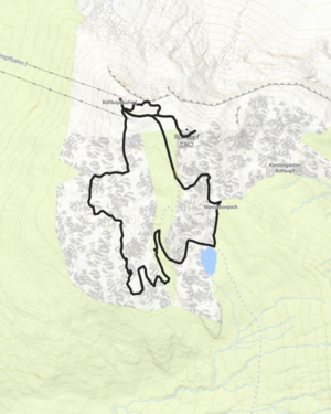 Frau schaut der Sonne entgegen und im Hintergrund erstreckt sich eine wundersch&ouml;ne Berglandschaft