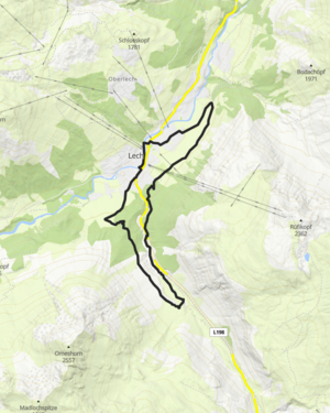 Eine Sportlerin l&auml;uft am Fl&uuml;henweg entlang in Richtung Lech