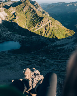 Aus dem Blickwinkel einer Wanderin wird herab geschaut von der Mohnenfluh auf den Butzensee