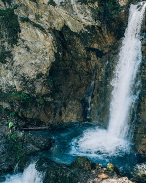 der Zuger Wasserfall pl&auml;tschert in ein Zwischenbecken im Felsen