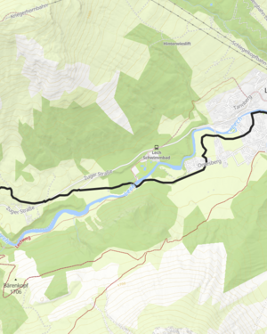 mehrere Personen genie&szlig;en ihre Winterwanderung bei traumhaftem Sonnenschein von Zug nach Lech