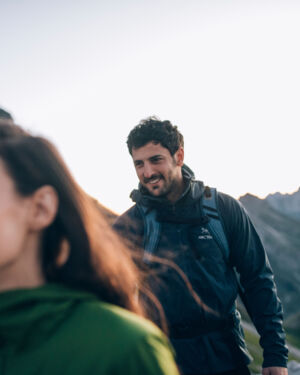 Ein Paar wandert im Hochgebirge bei Sonnenaufgang