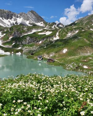 Z&uuml;rsersee mit Ausblick auf die umliegende Berglandschaft mit kleinen Altschneefeldern