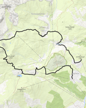 Aus dem Blickwinkel einer Wanderin wird herab geschaut von der Mohnenfluh auf den Butzensee
