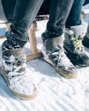 Winterwandern mit der Familie am Wanderweg in Vorarlberg