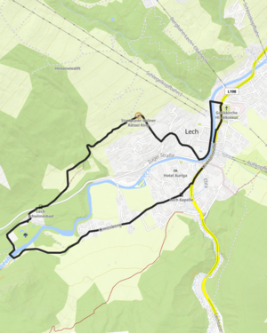 Blumenwiese im Frühling mit dem Dorf Lech und dem Omeshorn im Hintergrund