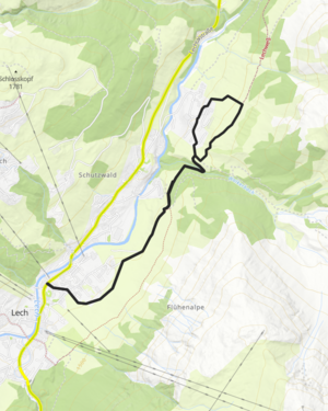 mehrere Personen machen eine gemeinsame Winterwanderung durch die ruhigen Nadelw&auml;lder von Lech Z&uuml;rs