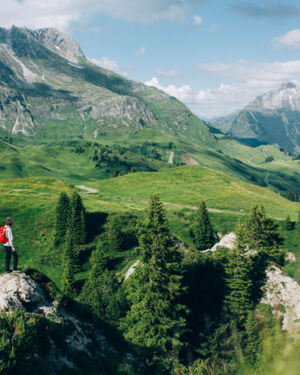 ein Wanderer steht auf einem Felsvorsprung und genießt die Aussicht auf die Gipslöcher