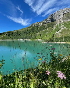 Spullersee blitzt im Sonnenlicht dahinter erhebt sich die Plattnitzer Jochspitze