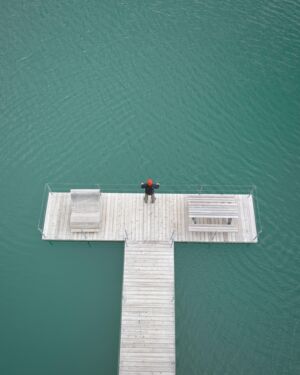 Eine Person steht am Ende des Steeges im Z&uuml;rser See