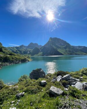 Blick &uuml;ber das t&uuml;rkise Wasser des Spullersees auf die umliegenden Berge