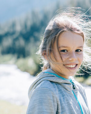 Nahaufnahme eines kleinen M&auml;dchens, w&auml;hrend sie gerade mit ihrer Familie wandert