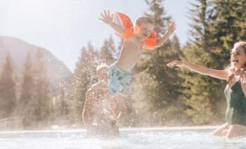 Lech Card Kinderprogramm - Spieletag im Schwimmbad oder Klettern