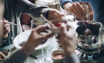 Genussmomente in Zürs - Fondue-Erlebnis im ROBINSON Alpenrose Zürs