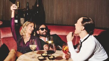 G&Atilde;&curren;ste feiern in der Abendbar mit Champagner