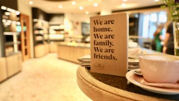 Cafe Gotthard innen mit Kuchentheke Cafe Gotthard innen mit Kuchentheke