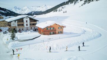 Winter Gasthof Alphorn Geb&Atilde;&curren;udeansicht mit Piste