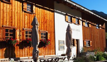 Älpele die Wanderhütte im Zugertal im Sommer