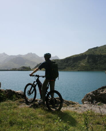 Radfahrer und Spullersee by Arlberg Alpin.JPG