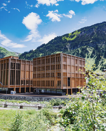 Lechwelten und Dorfhus Ansicht außen (c) Dietmar Hurnaus - Lech Zürs Tourismus GmbH
