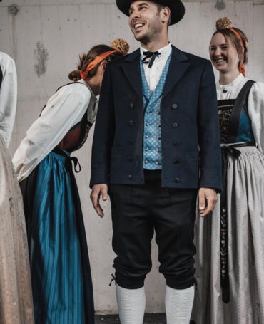 Fünf junge Lecher Menschen, drei Frauen und zwei Männer in traditioneller Tracht
