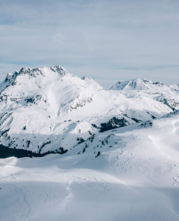 Verschneite Winterlandschaft mit verschneiten Berggipfeln