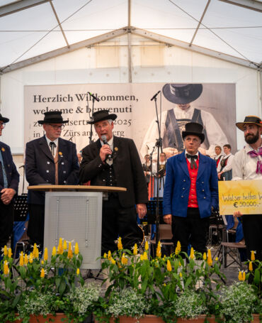 Scheckübergabe an die Gemeinde Blatten beim internationalen Walsertreffen