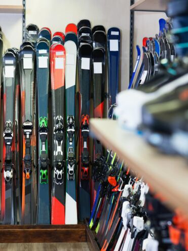 Eine Auswahl von Skiern und Skischuhen