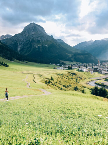 Laufen am Fl&Atilde;&frac14;henweg mit Blick auf das Omeshorn