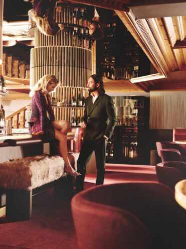 Zwei Personen trinken Champagner an der Bar