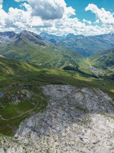 Weitblick nach Zürs am Arlberg mit Monzabonsee im Vordergrund