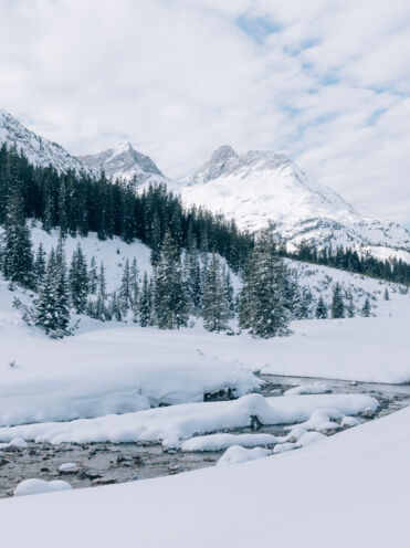 Wandern entlang des gefrorenen Lechs