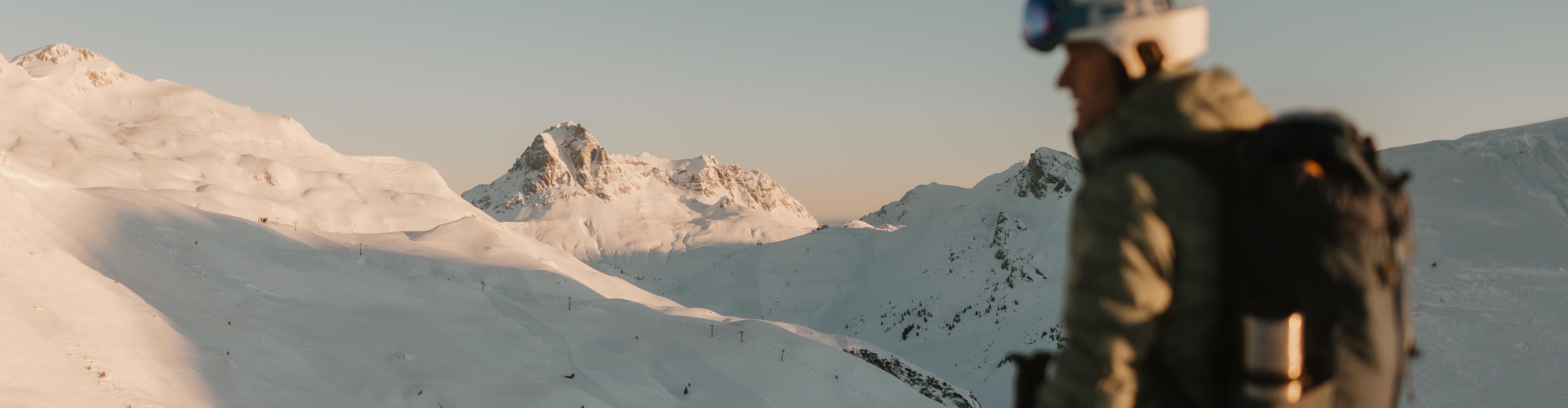 Skifahrerer blickt über das tief verschneite Skigebiet und macht sich bereit zur Abfahrt