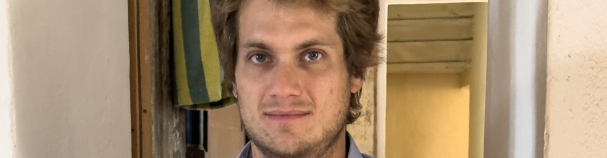 Benjamin Franchetti präsentiert eine Weinflasche