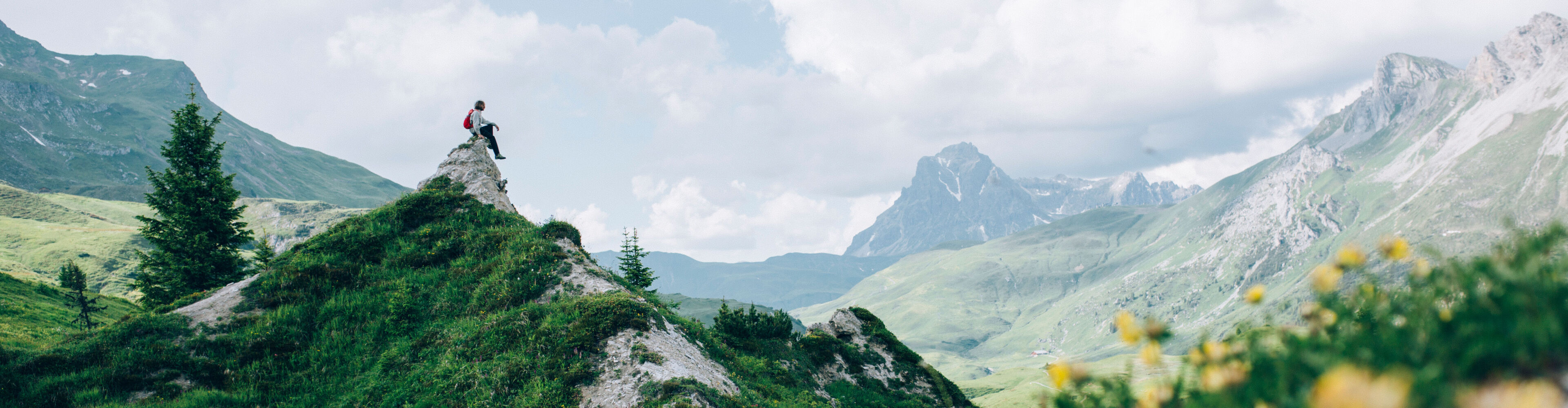 ein Wanderer genießt die Aussicht auf die Gipslöcher