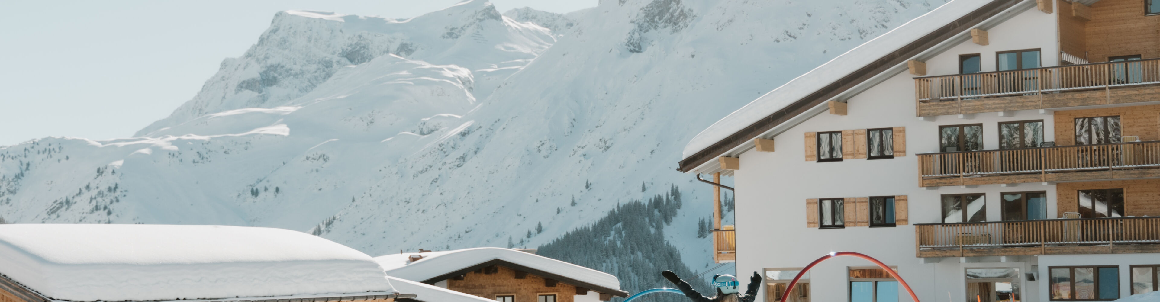 Skifahrer fahren durch Hindernisse auf Skipiste in Lech Zürs