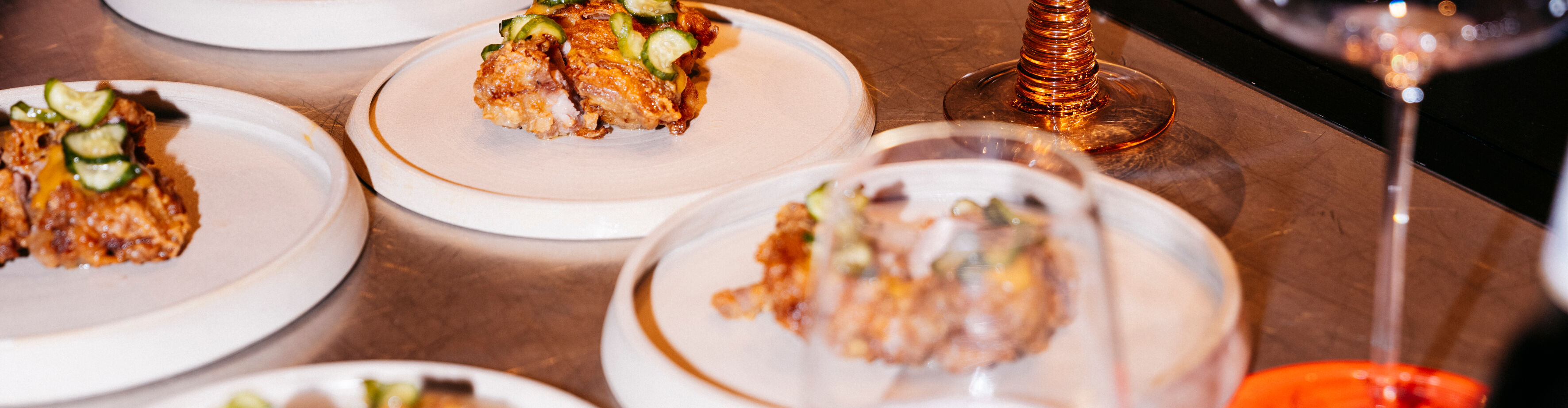 Verschiedene Speisenteller werden vorbereitet