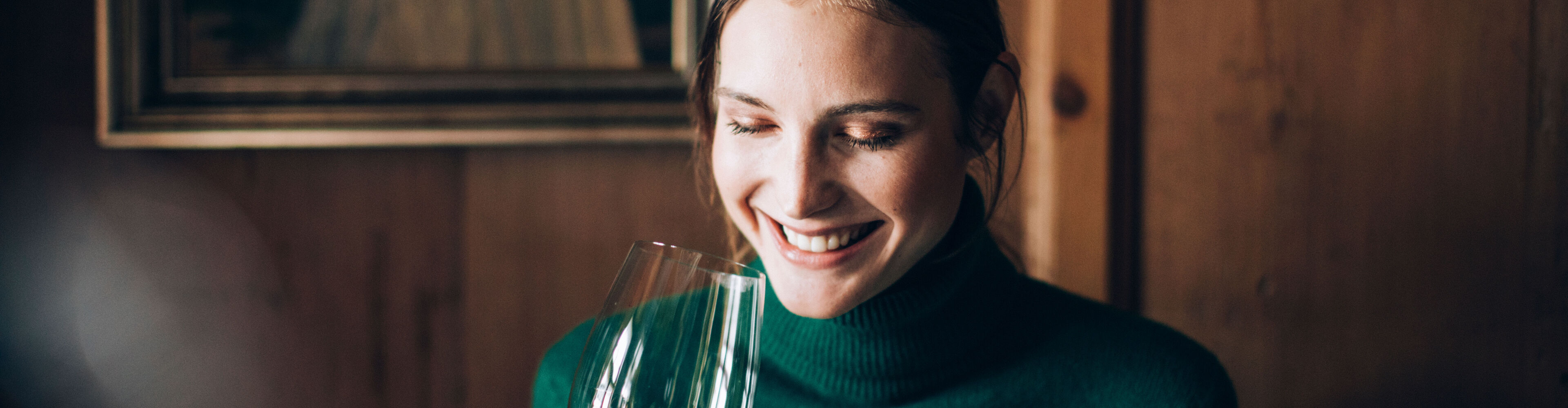 eine Dame genießt ein Glas Rotwein