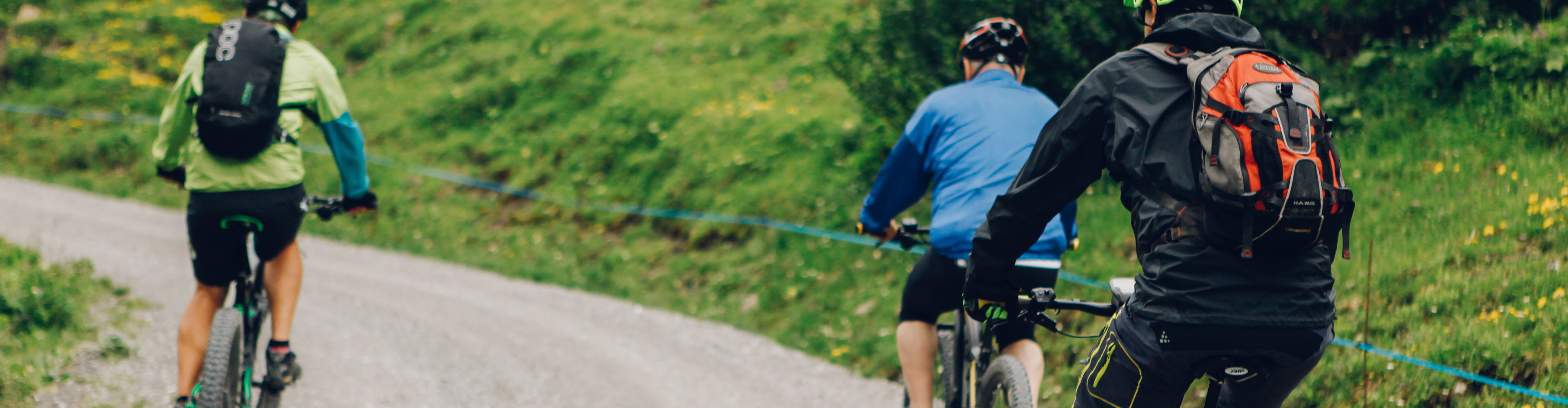 Drei Radfahrer machen eine E-Bike Tour durch die Berge