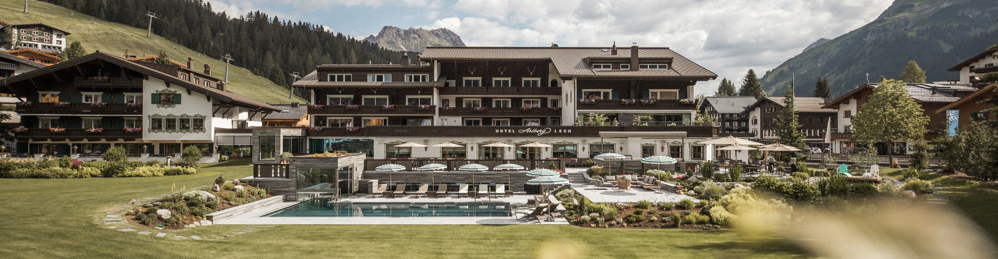 Blick auf das Hotel Arlberg im Sommer