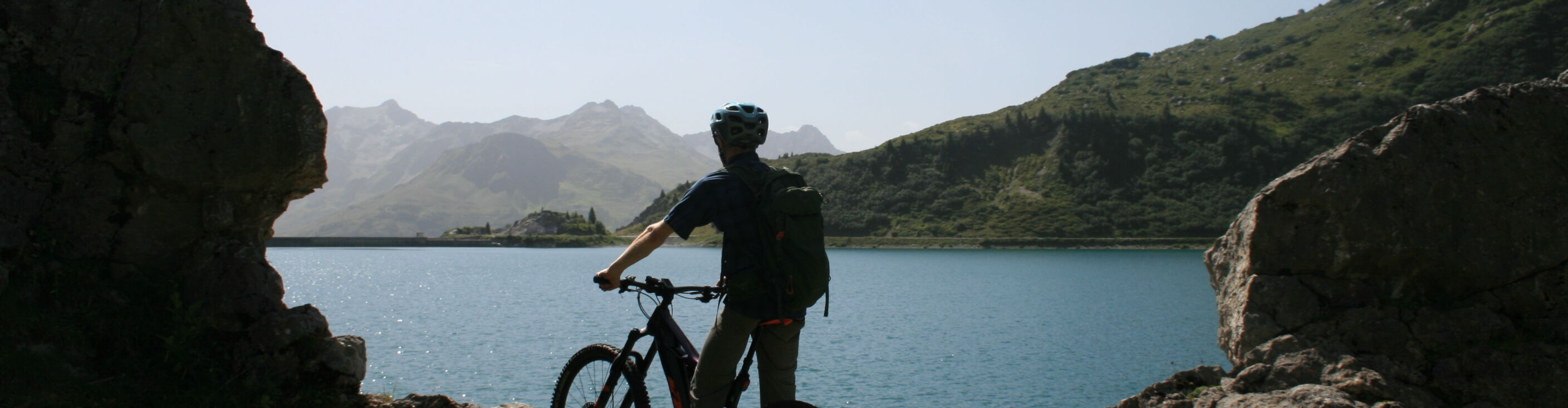 Radfahrer und Spullersee by Arlberg Alpin