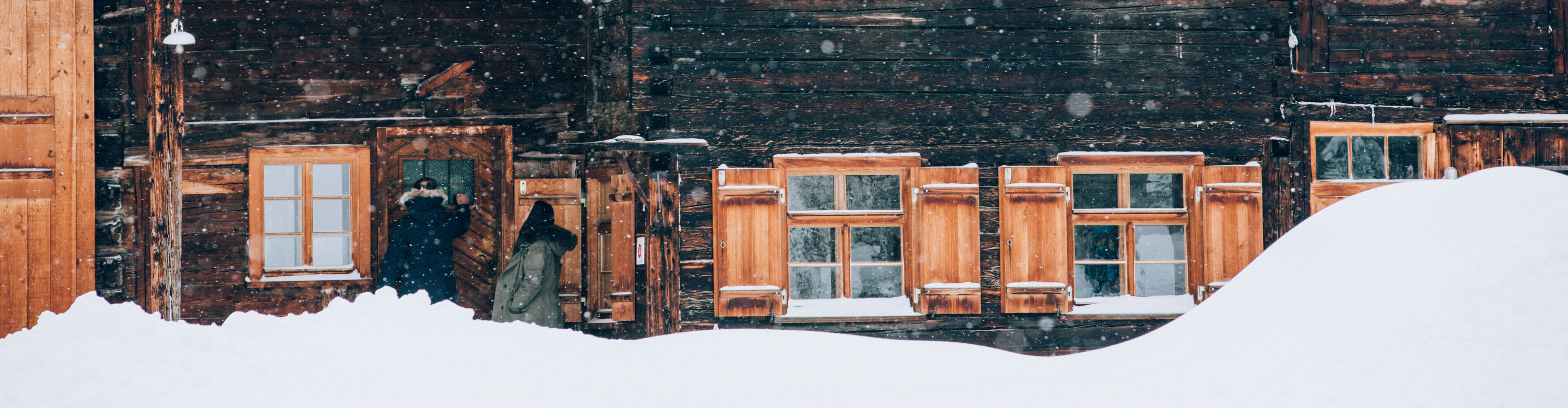 ein uriges schneebedecktes Haus