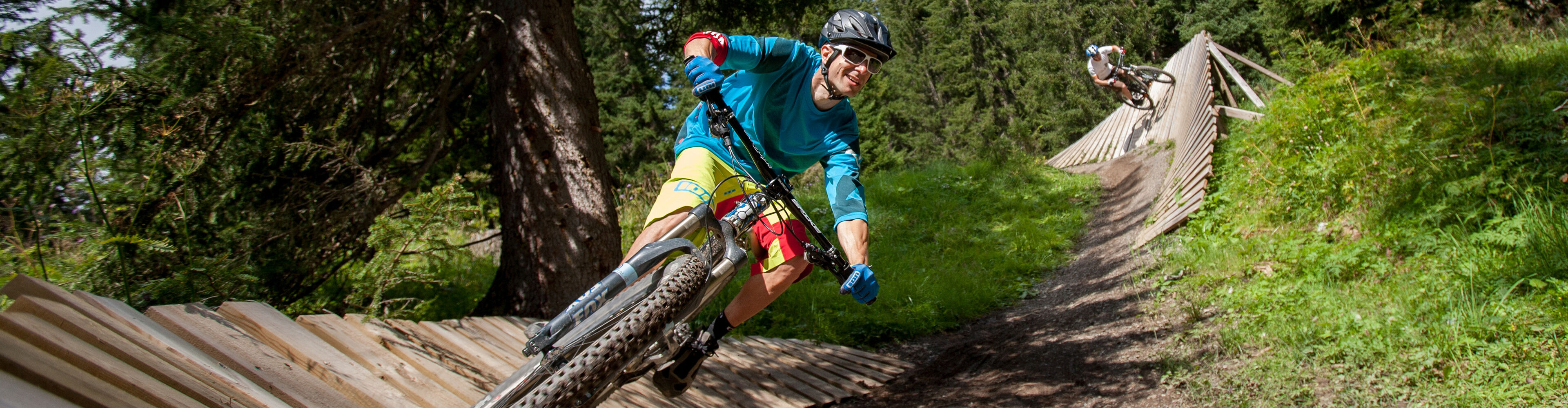 Ein Mountainbiker unterwegs am Burgwald-Trail in Oberlech