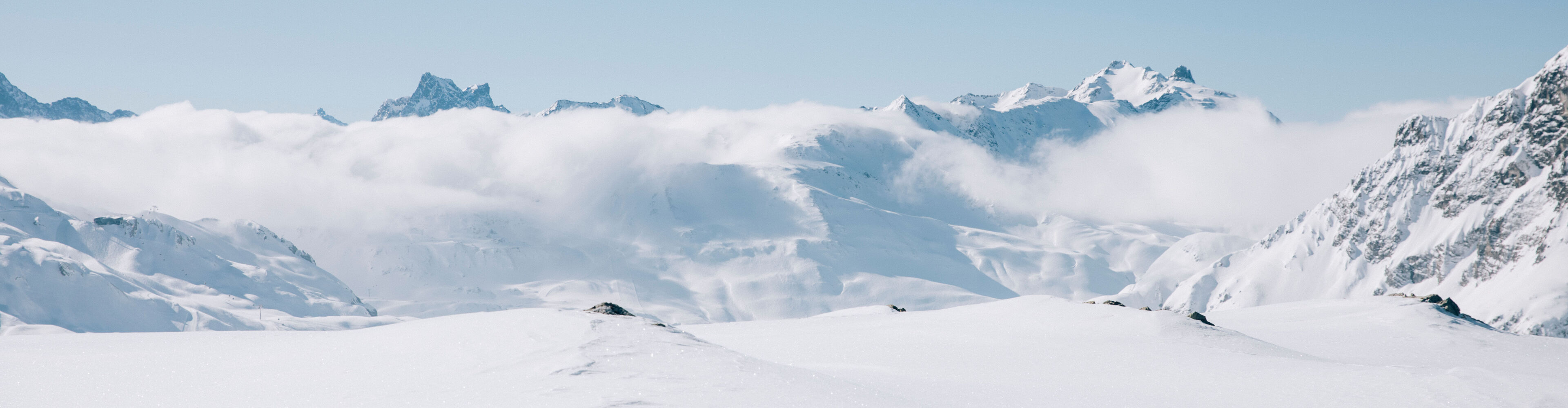 ein traumhaftes Bergpanorama beim Skifahren in Vorarlberg