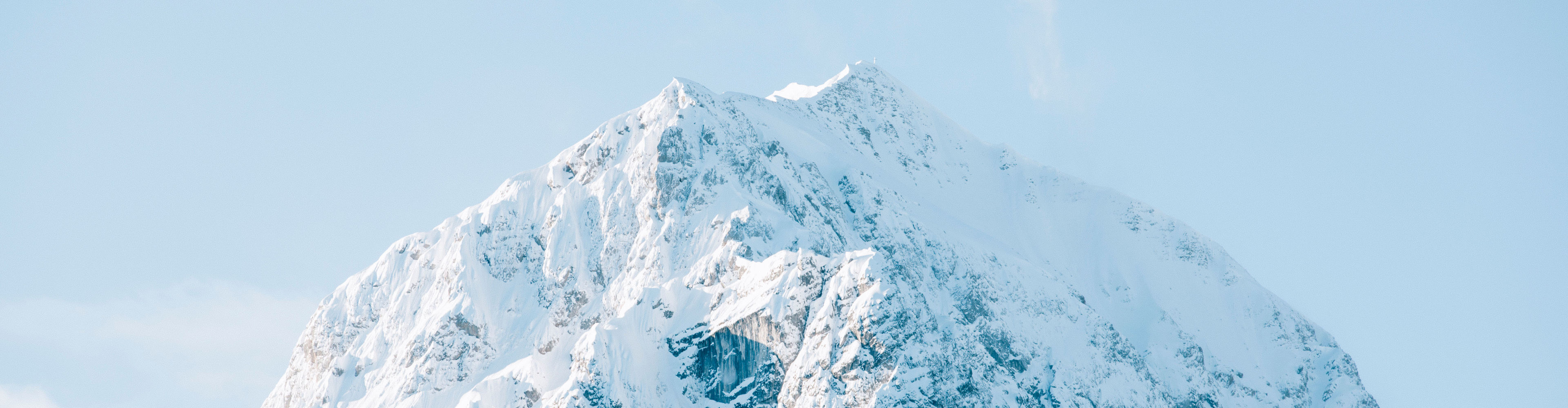 der schneebedeckte Gipfel des Omeshorn strahlt in der traumhaften Wintersonne