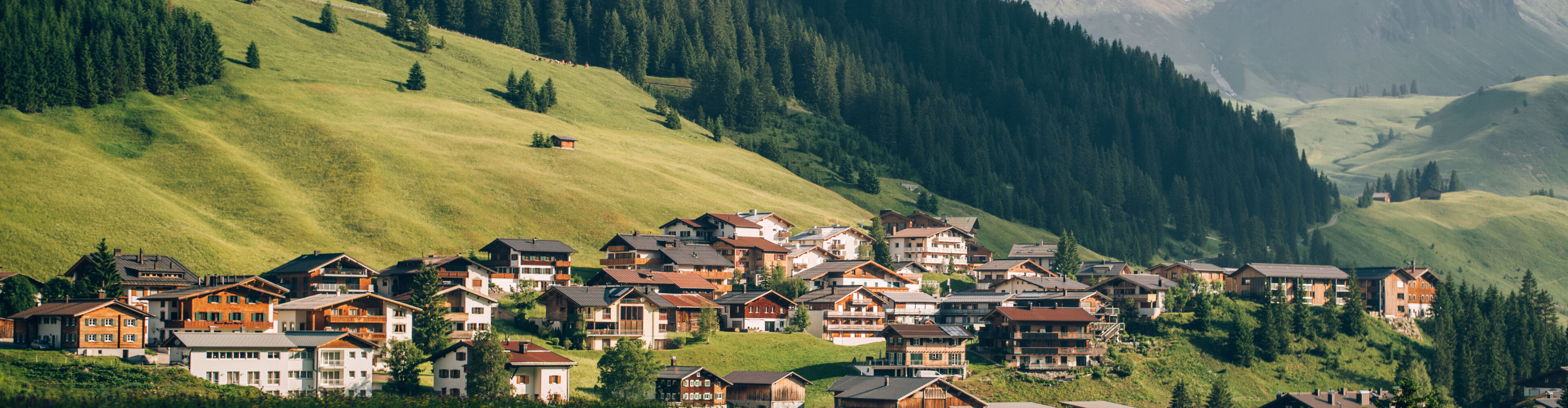 Blick auf Oberstubenbach und Strass mit steinigen Bergpanorama im Hintergrund