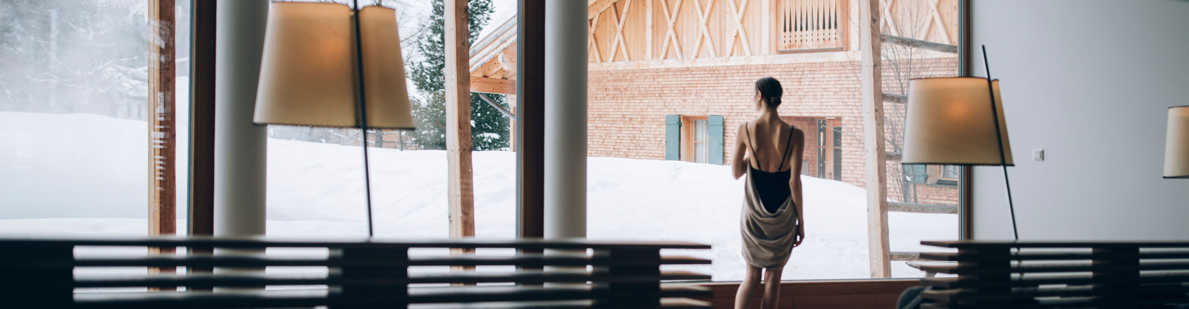 Traumhafter Spa-Bereich großer Fensterfront und Blick auf Winterlandschaft
