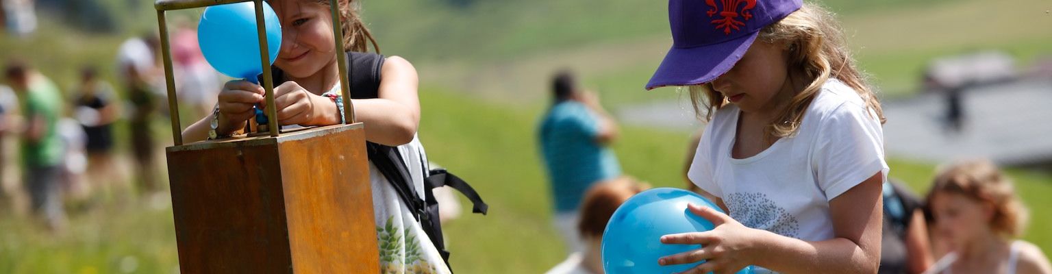 Kinder spielen am Grünen Rätselring