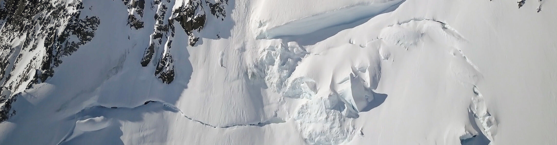 Ein verschneiter Berghang in Lech Zürs am Arlberg der optimal für Tiefschneeabfahrten ist