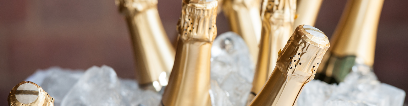 Acht Champagner Flaschen in einem Schalenbehälter mit Eis 